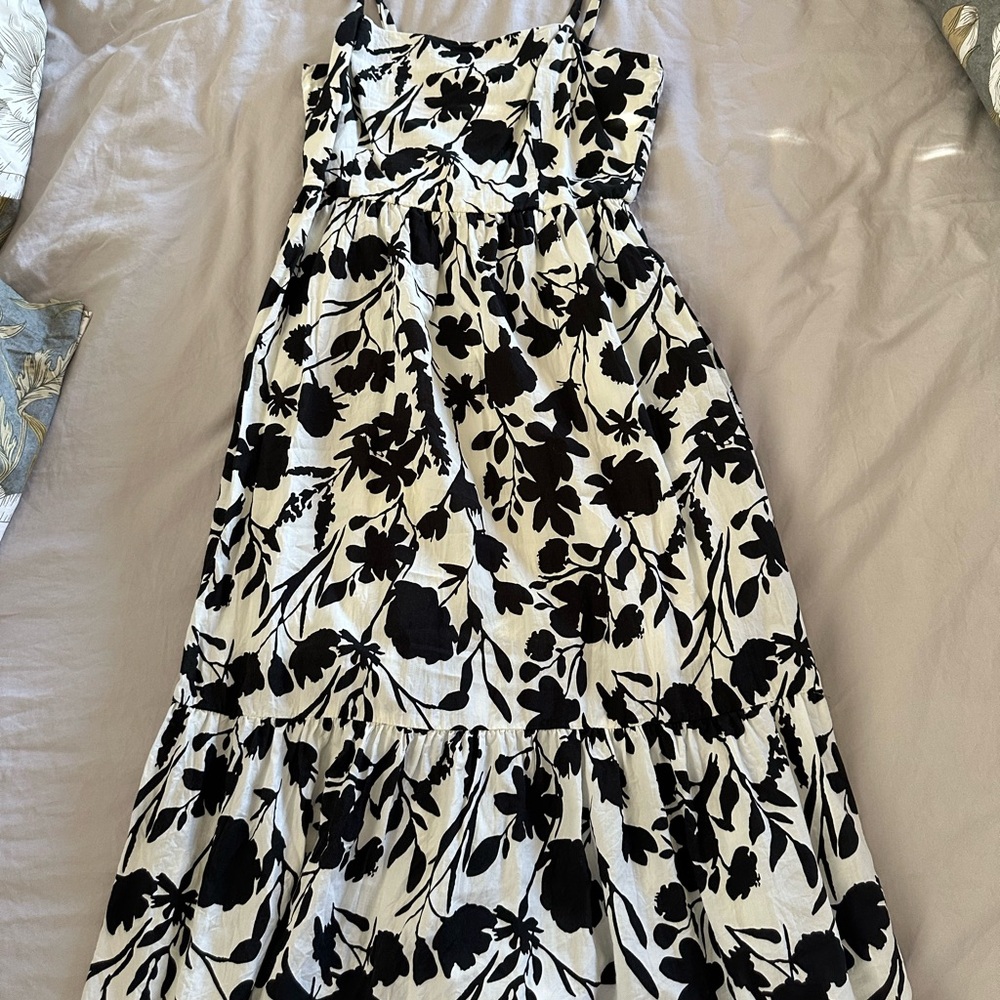 Evereve Black and White Smocked Top